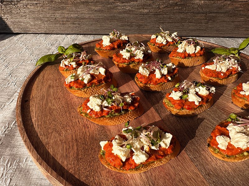 Brusketa su feta ir paprikų užtepėle