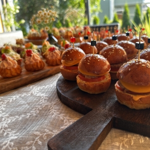 Mini burgeriukai su kiaulienos paplotėliu